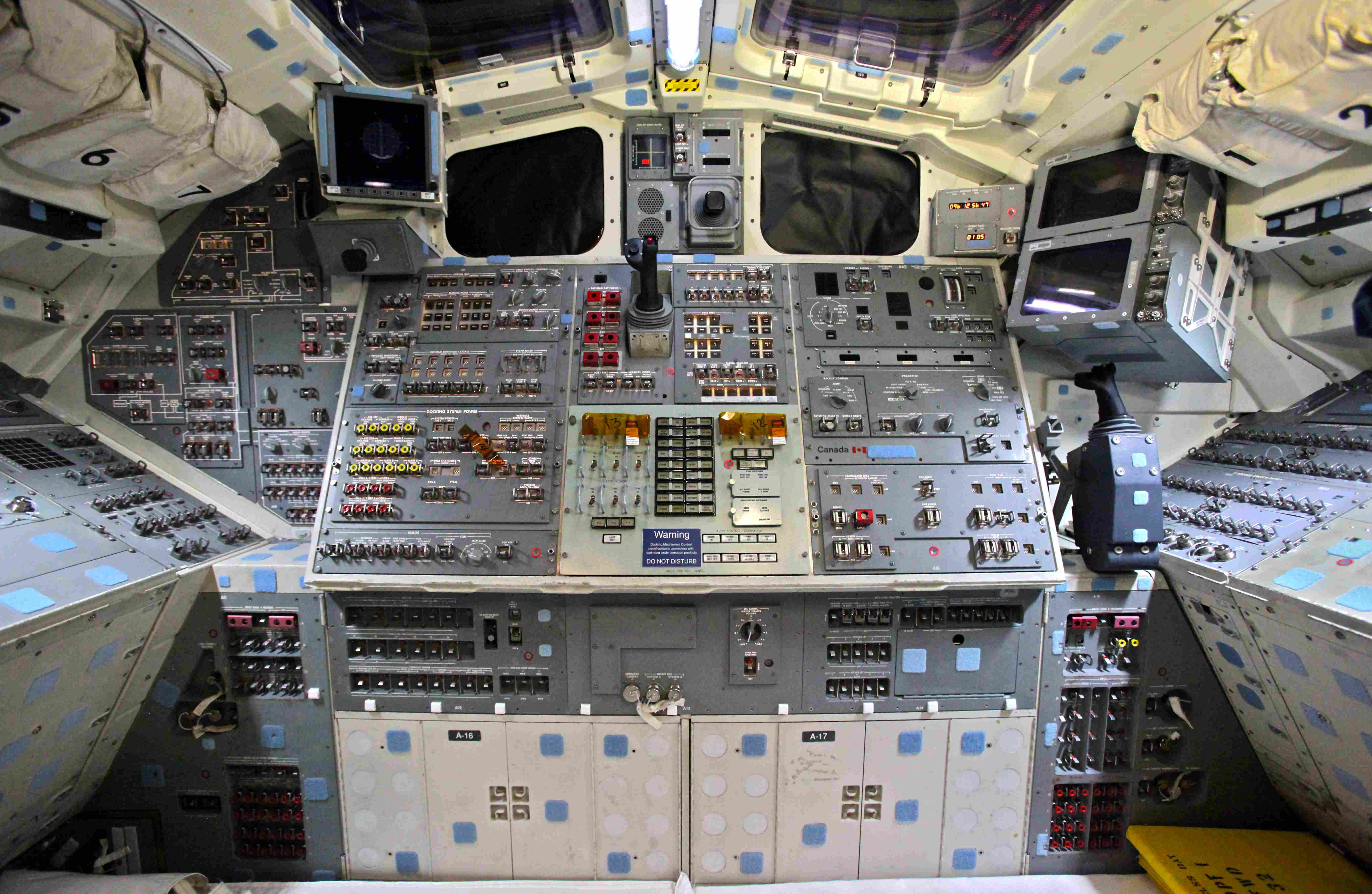 Images Wikimedia Commons/16 Steve Jurvetson Space_Shuttle_Endeavour's_Flight_Deck.jpg